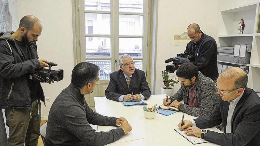 José Cudeiro (centro) en la comisión de seguimiento del PXOM con Amadeo Rodríguez, Martiño Vázquez y Vázquez Barquero // Brais Lorenzo