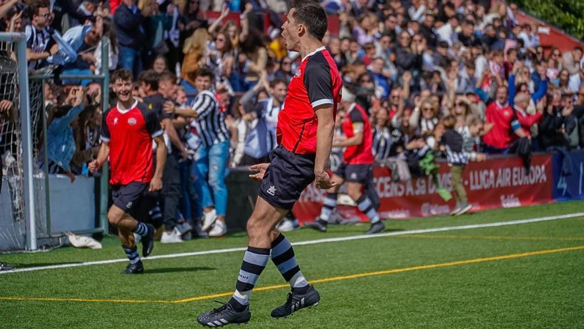 Ramón Huéscar celebra el 0-2 que sentenciaba el encuentro