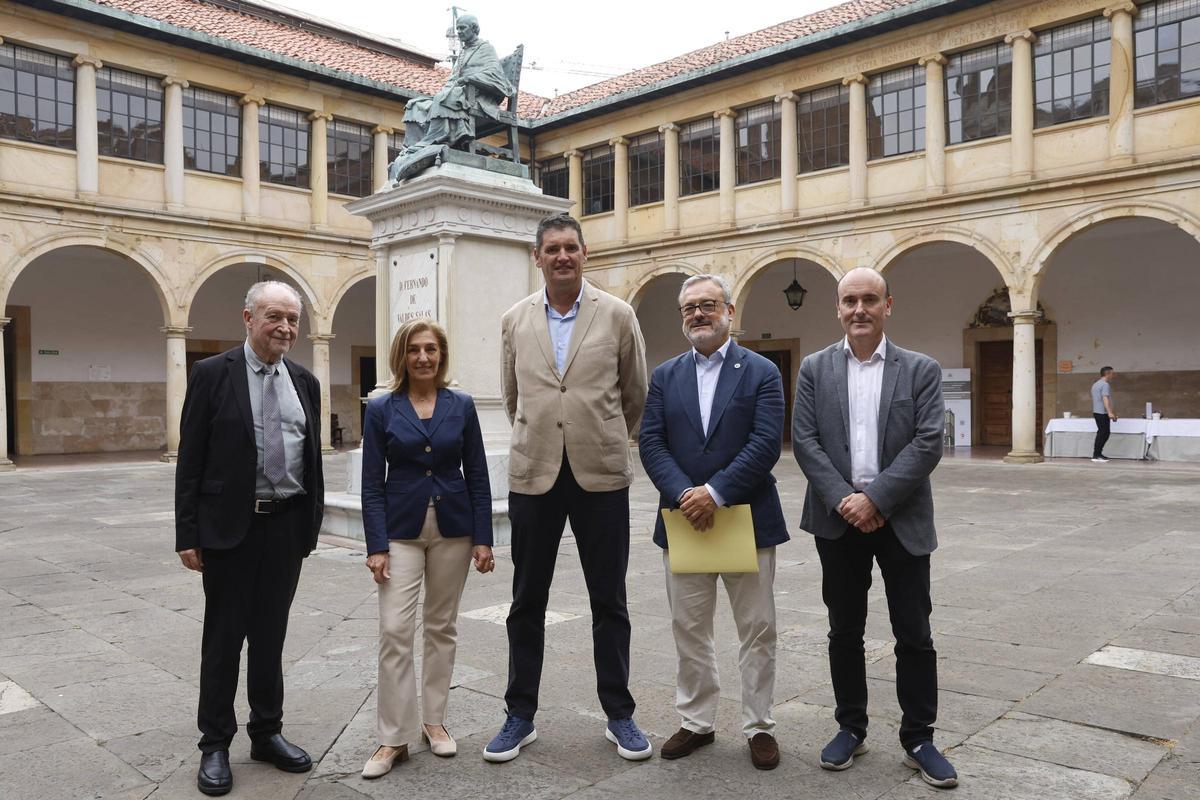 Por la izquierda, el presidente de la Fundación Valdés-Salas y catedrático, Leopoldo Tolivar, la vicerrectora, Marta Meteo, el premiado, Carlos Javier Vega Briz, el concejal del Ayuntamiento de Oviedo, Alfredo García Quintana, y el director general de Patrimonio Cultural, Pablo León.