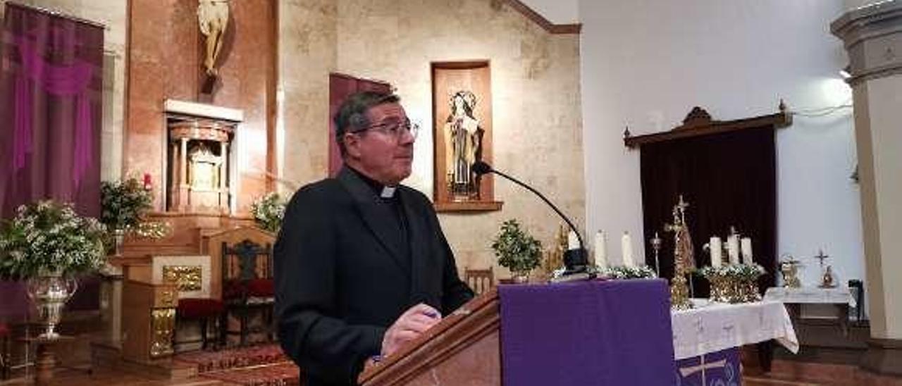 Manuel Jesús Fernández, durante el pregón en la iglesia de Infiesto.