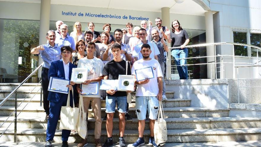 Alumnes de l’Institut Lacetània guanyen el primer premi del concurs «Un microxip molt gran» de l’Institut de Microelectrònica