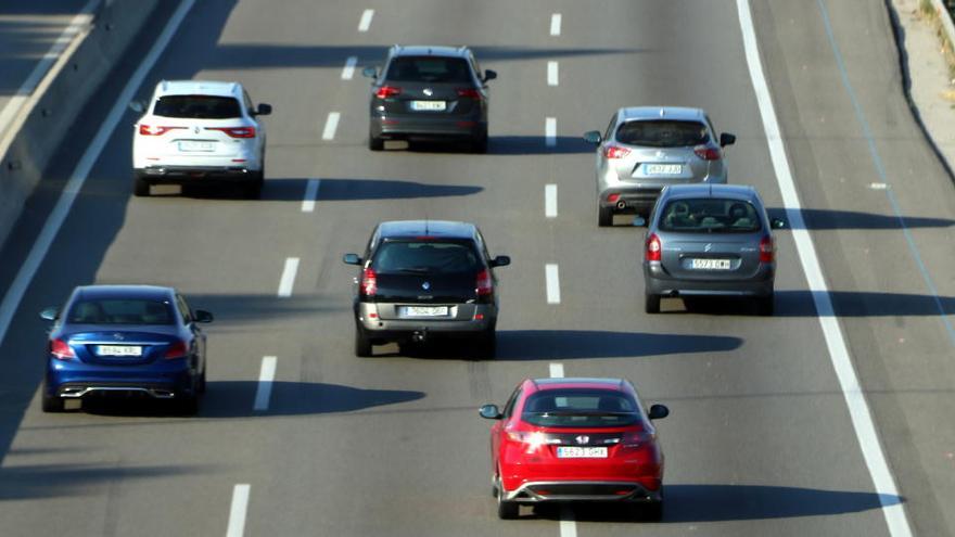 Vehicles circulant per l&#039;autopista AP-7 durant aquest divendres