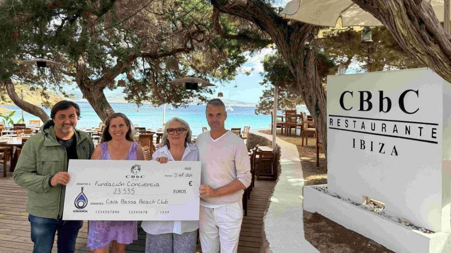 Roger Requena, Marisina Marí, Alba Pau y Marc Ramón, con el cheque. | FC