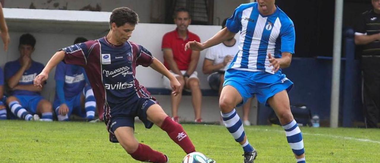 El avilesino Álex Gomes disputa un balón en el amistoso jugado ayer en Tabiella.