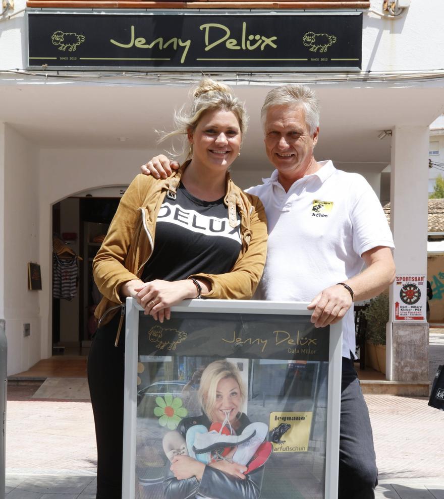 Jenny Thiesen betreibt in Cala Millor die Boutique "Jenny Delüx". Inzwischen hat sie auch ein zweites Geschäft in Artà. Sie ist mit Achim Thiesen verheiratet.