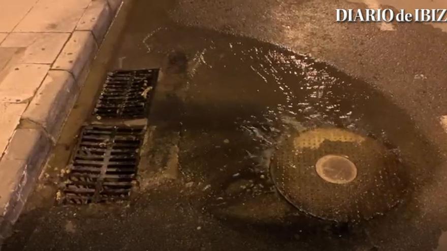 VÍDEO | Vertido de aguas fecales de una alcantarilla en Marina Botafoch