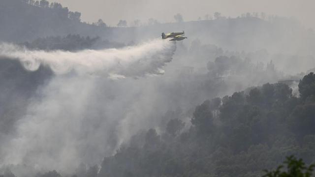 Treballs d’extinció en l’incendi de la Vall d’Uixó, a Castelló. | ANDREU ESTEBAN / EFE