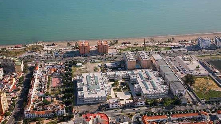 Vista aérea de la zona costera de Málaga con el edificio de Tabacalera al fondo de la imagen.