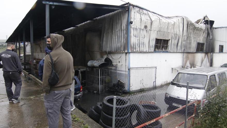 El fuego arrasa unos talleres en el polígono Amargacena con 45 vehículos en su interior