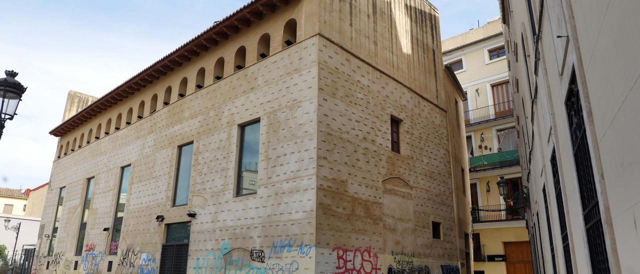 Façana actual del Palau de Balmes, ple de pintades.