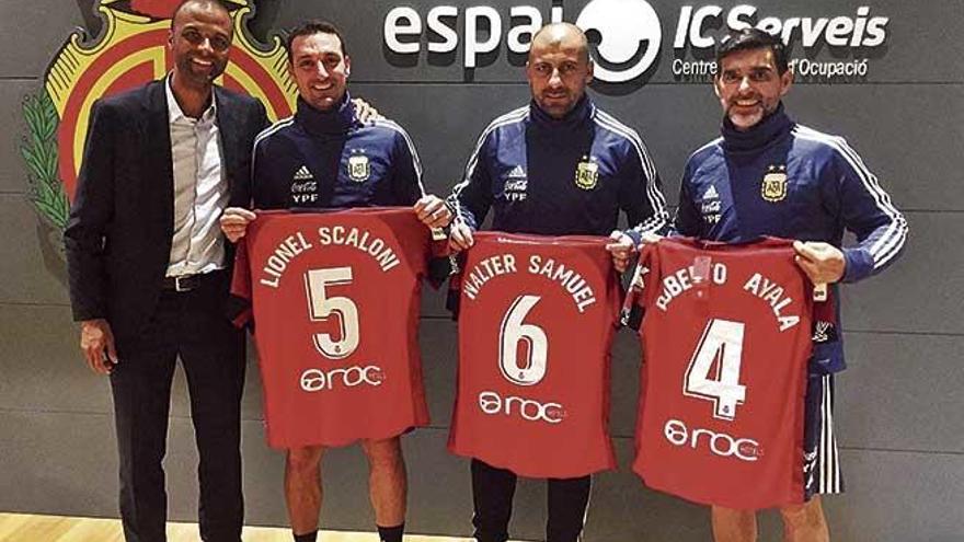 Molango obsequiÃ³ ayer al seleccionador argentino Leo Scaloni y a sus ayudantes Walter Samuel y Roberto Ayala con las camisetas del Mallorca con sus nombres.