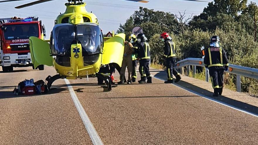 Helicóptero del Sacyl que evacuó a la menor al Complejo Asistencial de León. | C. P. Bomberos