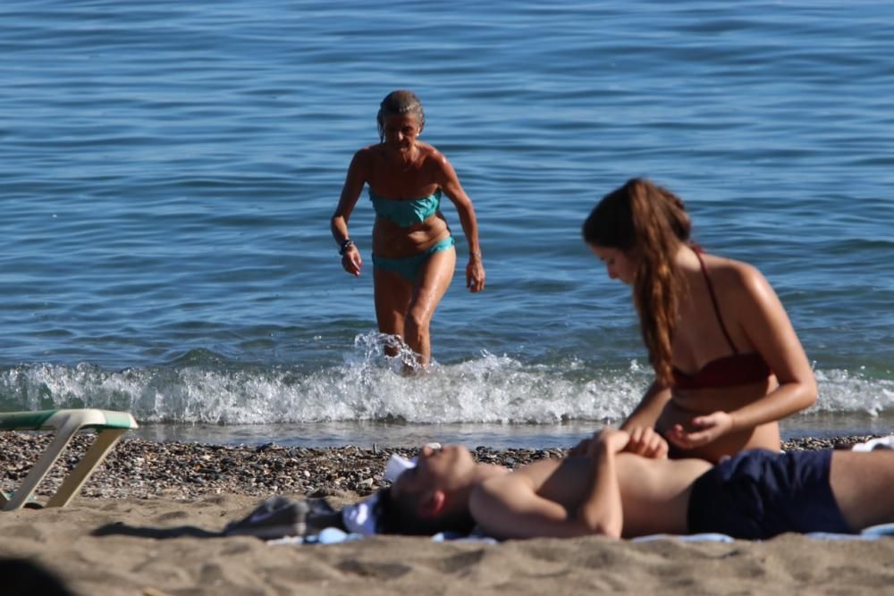 La subida de las temperaturas de los últimos días, que tendrá el sábado sus máximas, ha llevado a muchos malagueños a las playas de la capital.