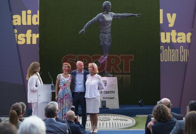 El FC Barcelona ha inaugurado esta tarde la estatua realizada en homenaje a Johan Cruyff, en la esplanada del Camp Nou.