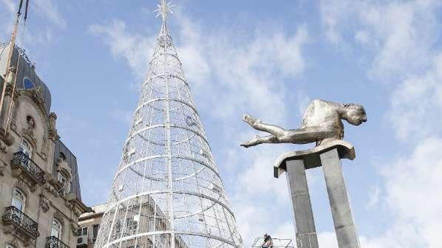 Los operarios ultimaban ayer los preparativos para que el árbol de Navidad esté listo mañana a las 19.00 horas. // R.G.