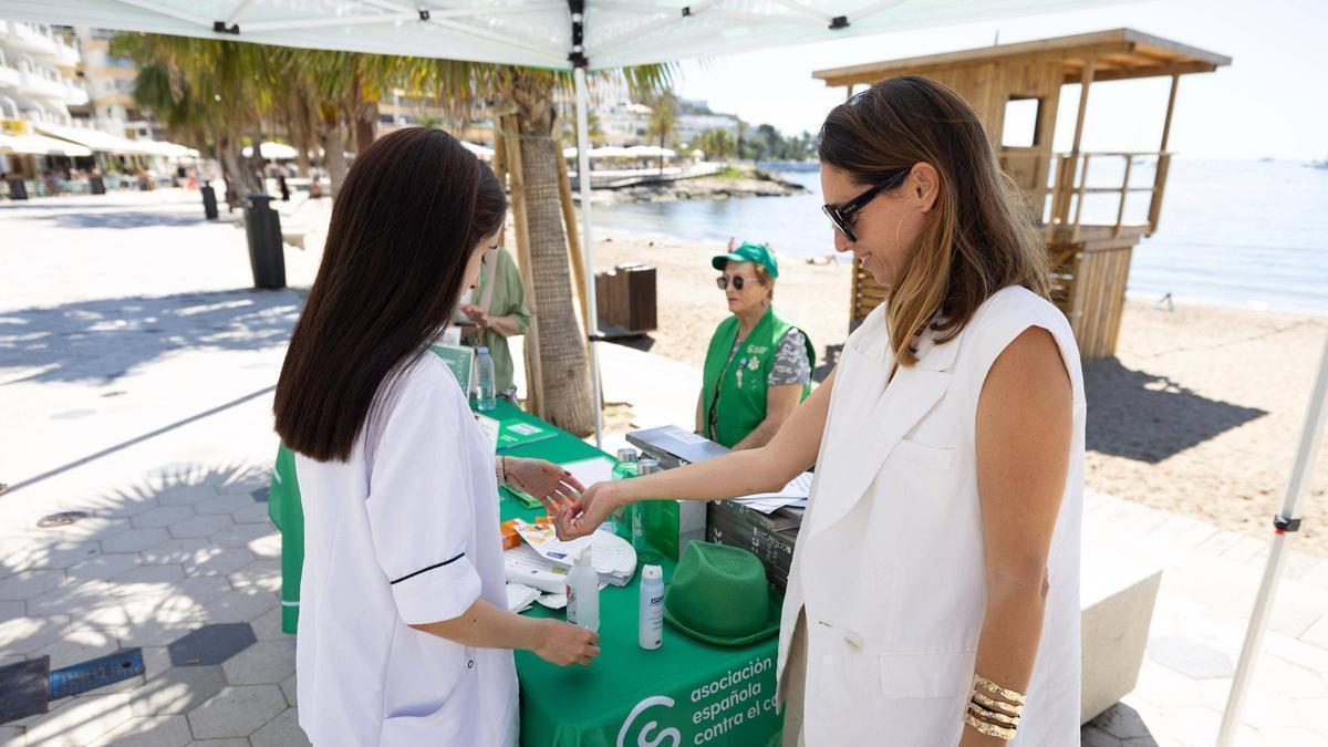 Imágenes de la mesa de la Asociación contra el Cáncer de Ibiza en ses Figueretes