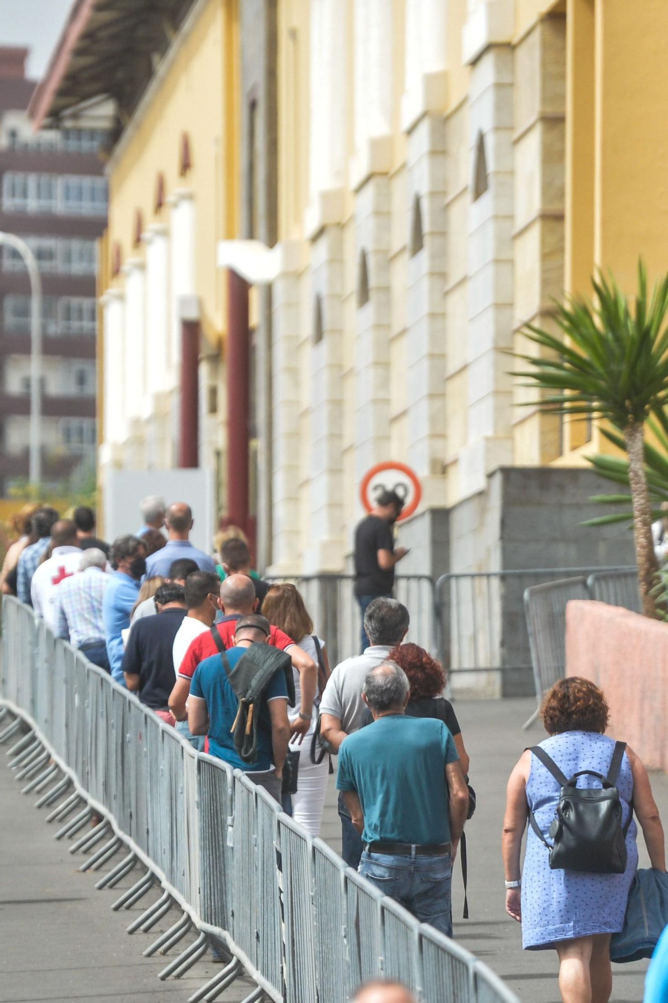 Largas colas para vacunarse contra la COVID-19 en Infecar y el Materno