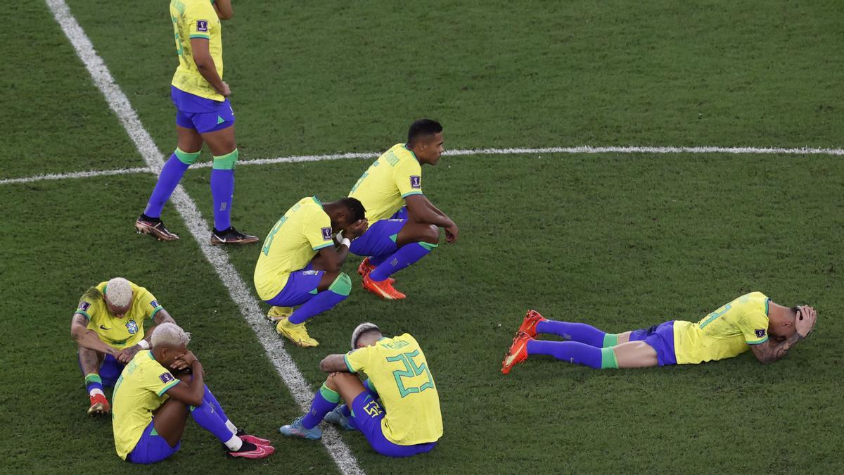 Los jugadores de Brasil reaccionan después del partido de cuartos de final de la Copa Mundial de la FIFA 2022 entre Croacia y Brasil en el Estadio Education City en Doha, Qatar.