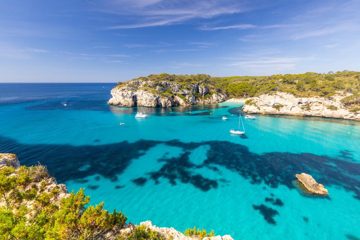 La Cala Macarelleta vista desde el mirador de Cala Macarella