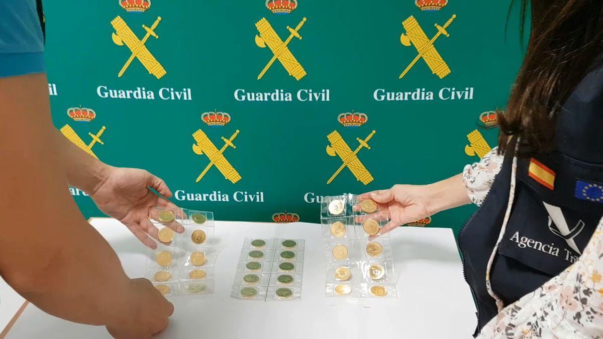 Monedas de oro intervenidas a un pasajero en el Aeropuerto de Palma. / GUARDIA CIVIL