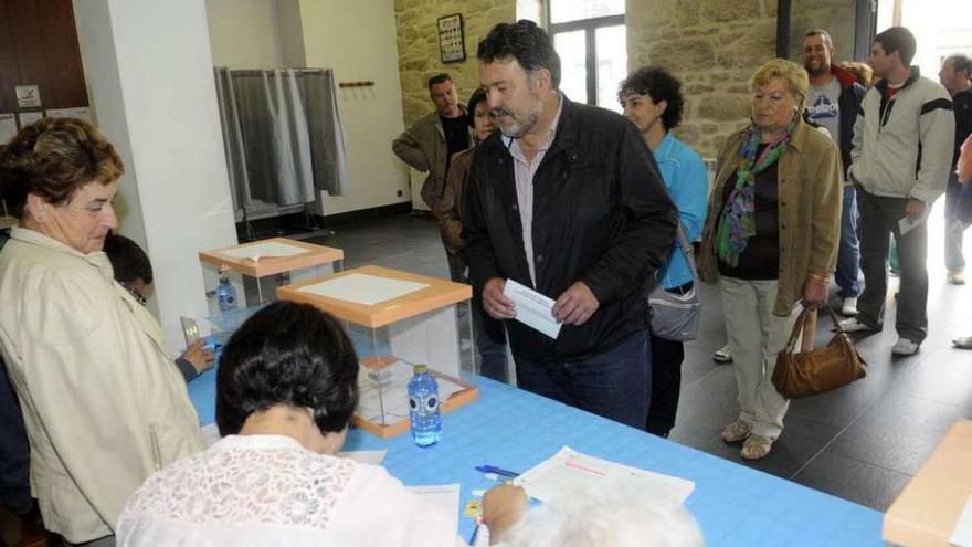 Benito González vota en las elecciones que supusieron su salida del gobierno de la cofradía. // Noé Parga