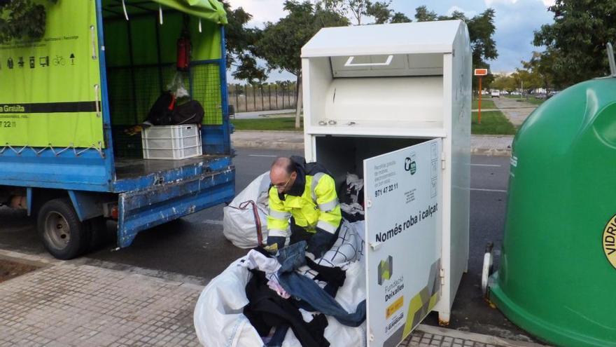 CÃ¡ritas, Emaya y Deixalles gestionan los contenedores de recogida de ropa.