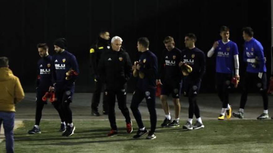 Rubén Uría se hizo cargo del equipo en el entrenamiento de ayer en Paterna por la ausencia de Marcelino.