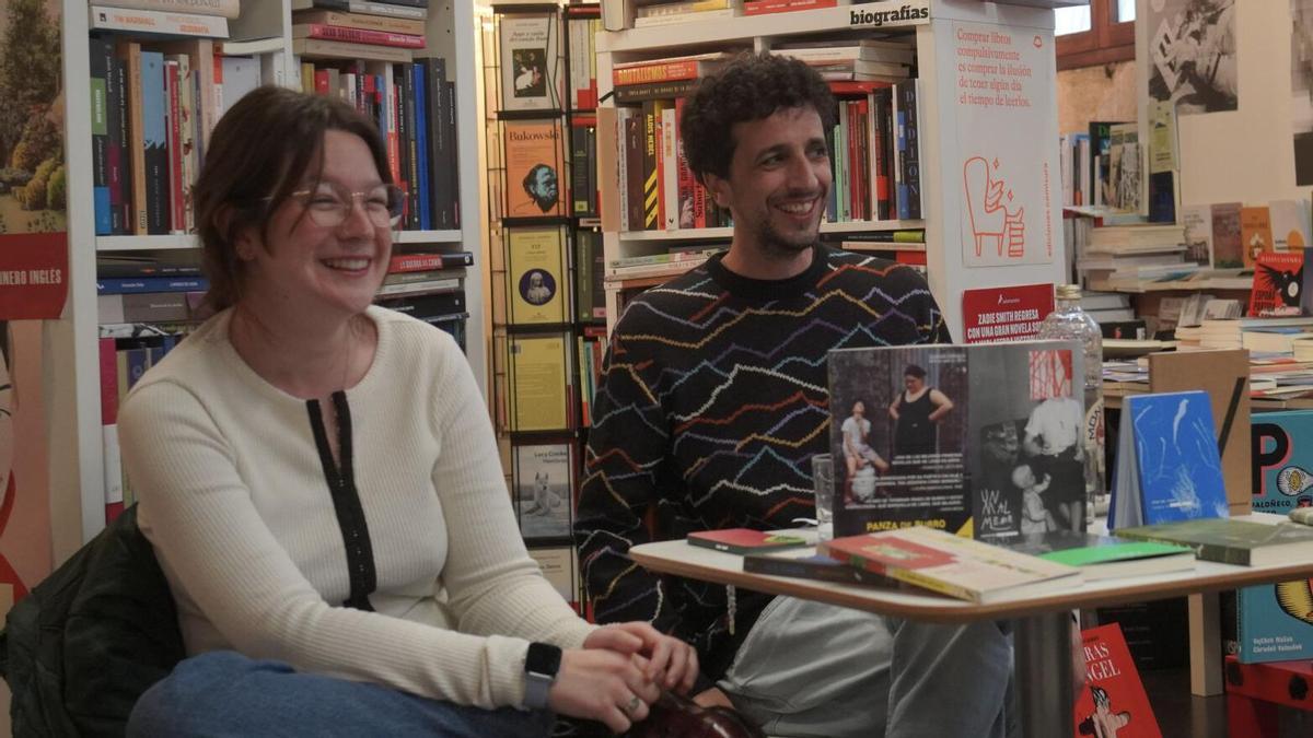 Los miembros de la editorial Barret, Belén García y Manuel Barruco, durante la presentación de 'Catálogo a ciegas' en A Coruña.
