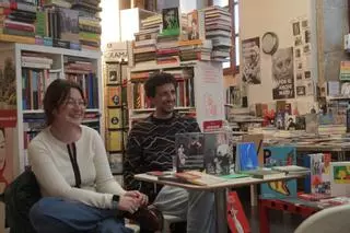 La librería de A Coruña que ha amadrinado uno de los 8 libros anónimos del sello Barrett: "Que especulen con la autoría y no con pisos en Monte Alto"