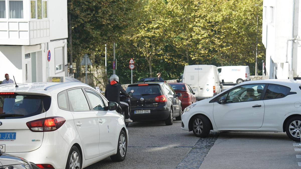 A veciñanza da Estila denuncia o caos de tráfico na avenida de Coimbra e falta de aparcamentos