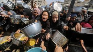 Imagen de archivo de desplazados en Gaza esperando para recibir alimentos.
