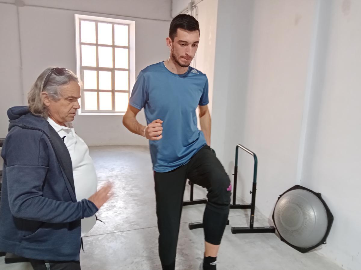 El atleta y su entrenador, Toni Puig, durante la sesión de este lunes