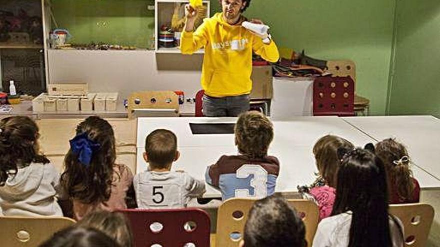 Julián Fernández forma a aprendices de mago en el Museo Etnográfico