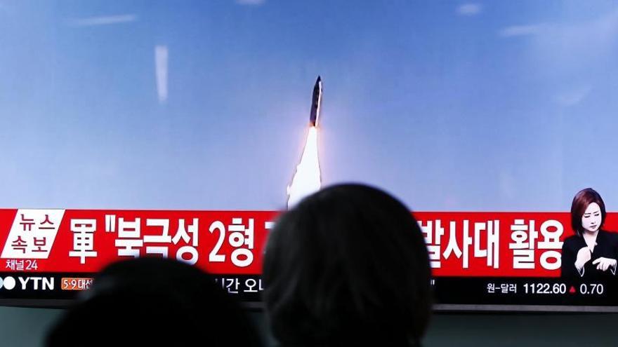 Surcoreanos observan en televisión el lanzamiento del misil.