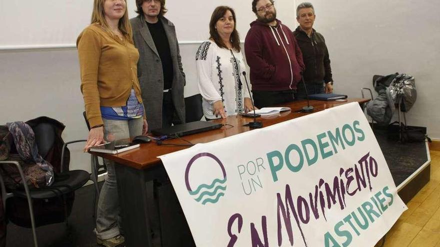 Por la izquierda, Lisístrata Suárez, activista feminista; Nacho Vegas, cantante; Verónica Rodríguez, concejala de Xixón Sí Puede; Isidro López, candidato de Podemos en Movimiento por Madrid; y el activista sindical Juan García, ayer, en el Antiguo Instituto.