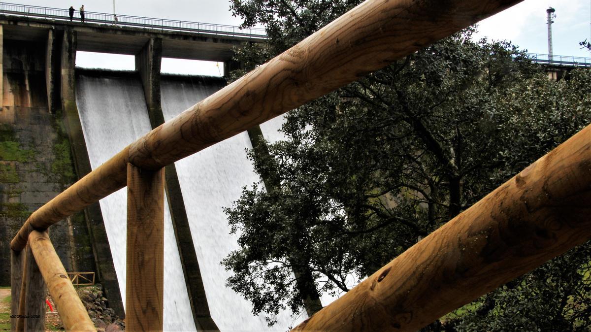 Aliviaderos del pantano de Tentudía