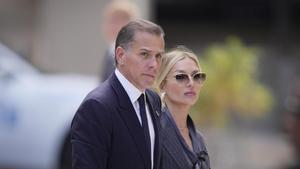 Hunter Biden llega al tribunal de Delaware junto a su esposa, Melissa Cohen, este lunes.