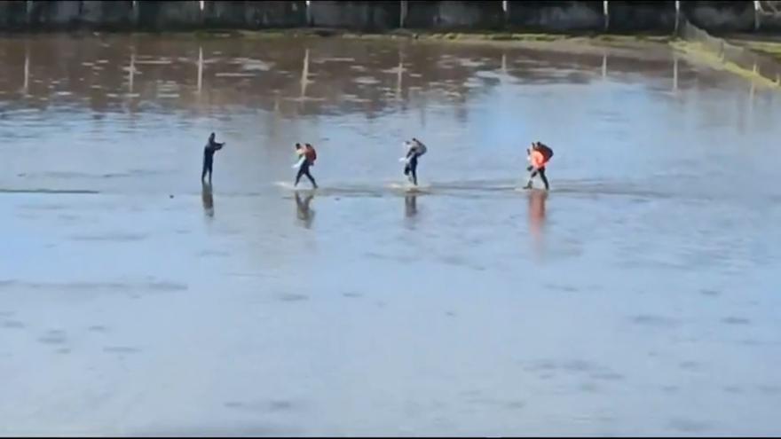 Rescatan a hombros a decenas de niños tras el desbordamiento del río Adaja en Ávila