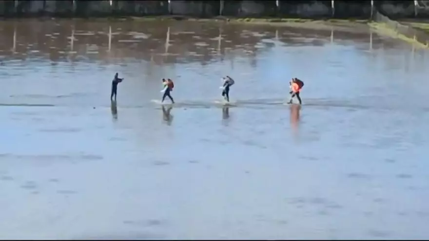 Rescatan a hombros a decenas de niños tras el desbordamiento del río Adaja en Ávila