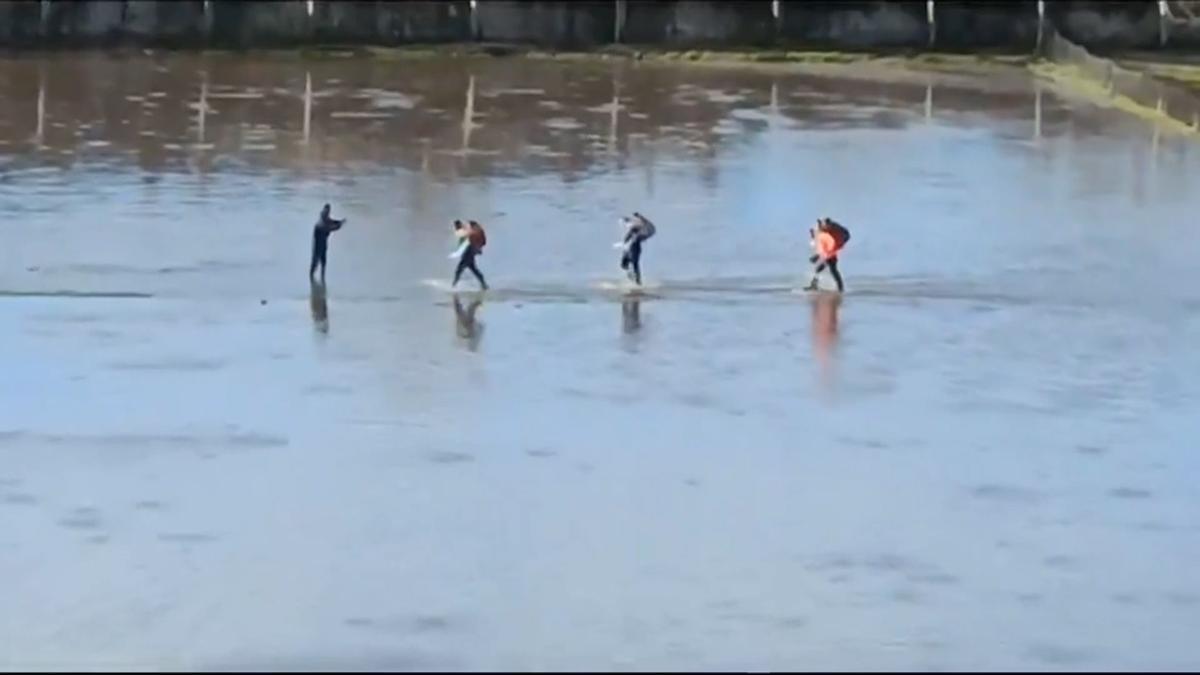 Rescatan a hombros a decenas de niños tras el desbordamiento del río Adaja en Ávila