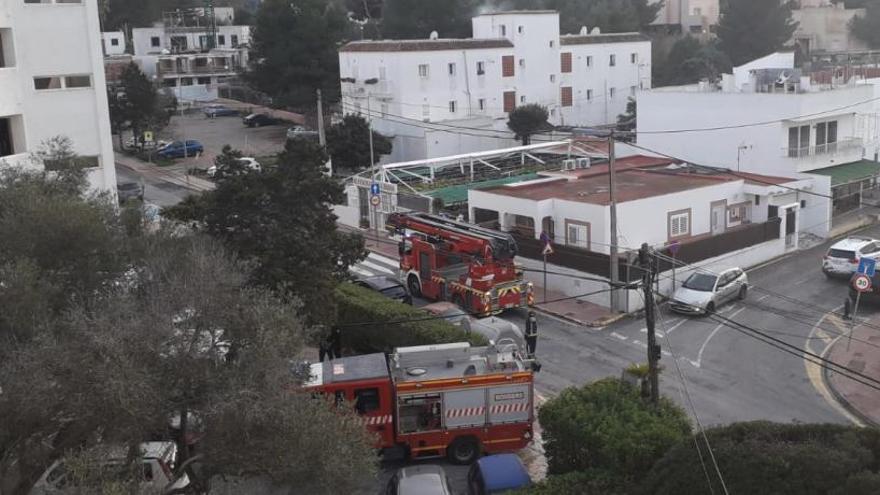 Lo bomberos acudieron al lugar del incendio en dos camiones, como muestra la imagen.