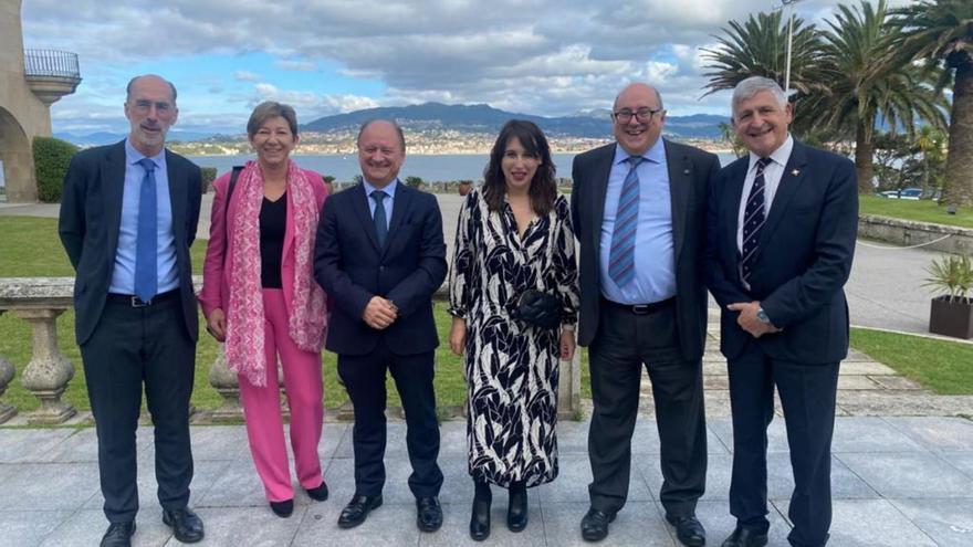 Foto de familia en el acto de entrega del premio.   | // FDV