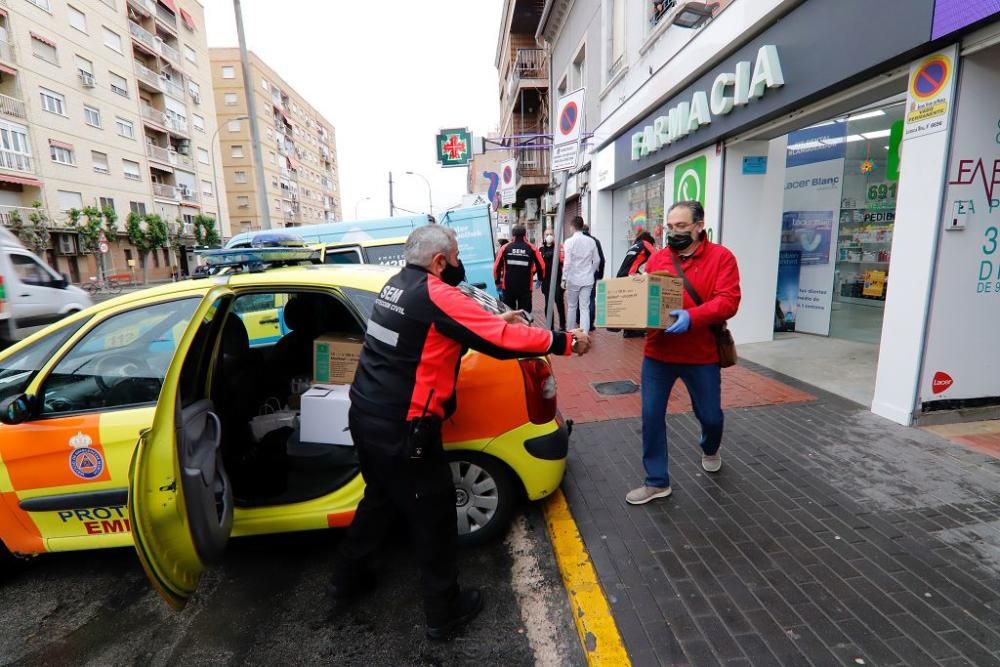 Reparto de mascarillas en Barriomar