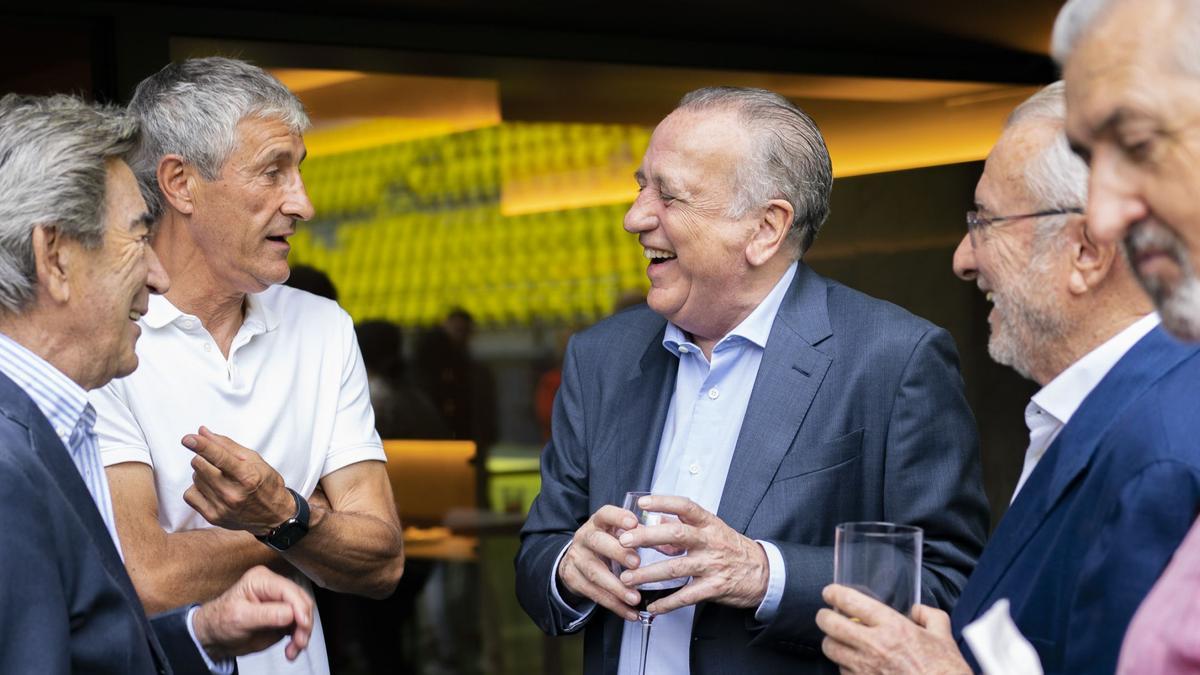 El presidente del Villarreal, Fernando Roig (c), conversa con el entrenador del Submarino, Quique Setién (i), en la comida de final de temporada en El Ceramista.