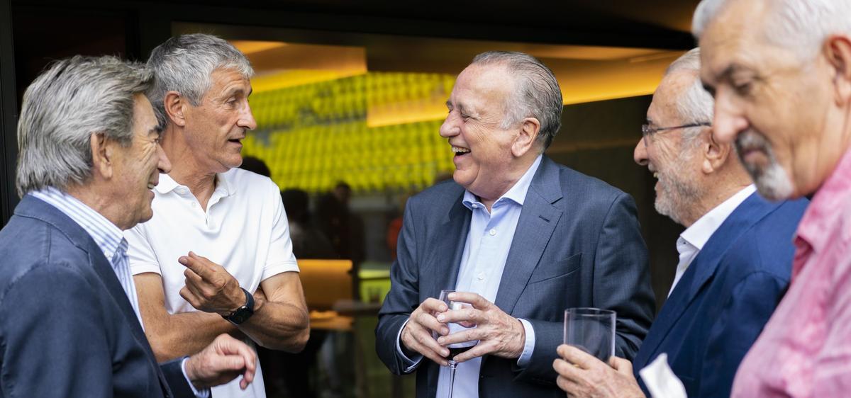 El presidente del Villarreal, Fernando Roig (c), conversa con el entrenador del Submarino, Quique Setién (i), en la comida de final de temporada en El Ceramista.