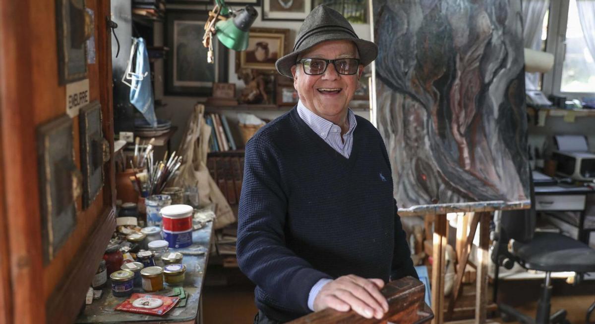César Fernández Pello «El Xastre», con algunos de sus cuadros en su casa de Bueño. | Cedida a Lne