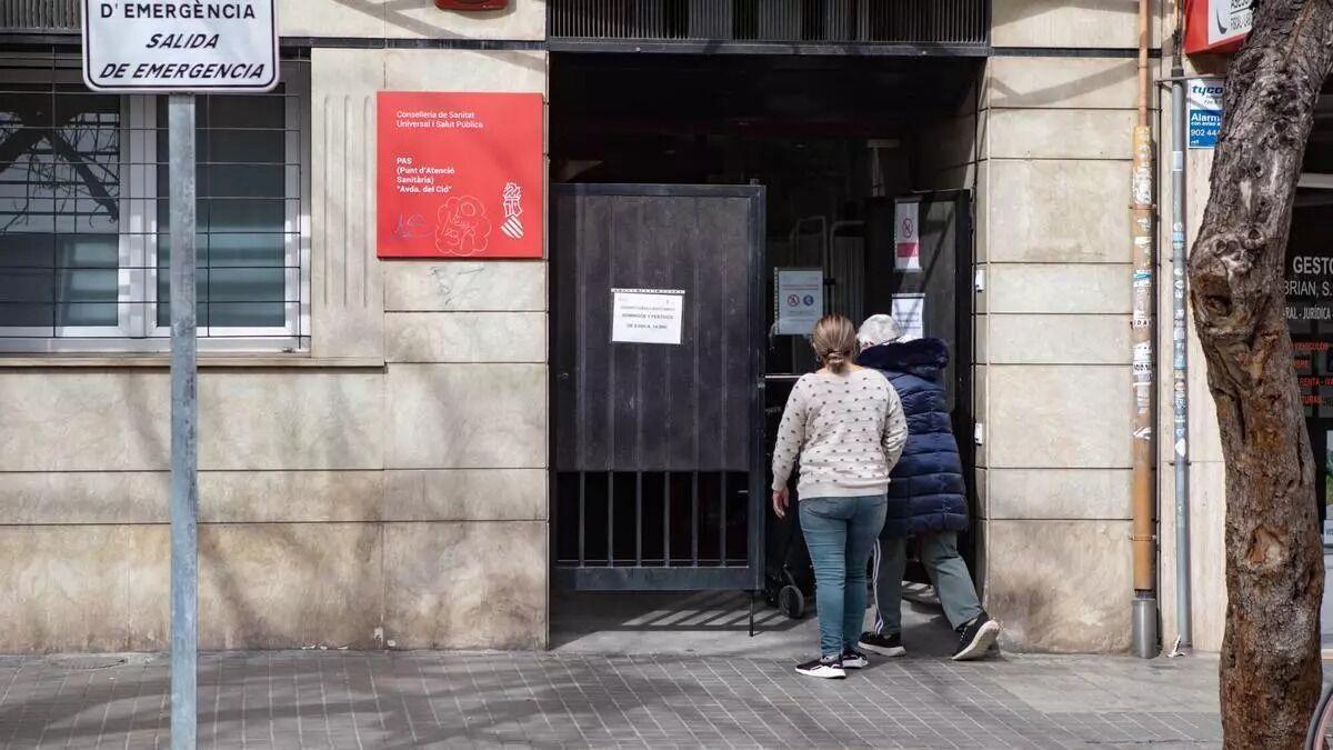Pacientes entrando en uno de los PAS de València ciudad, que se convertirán en CAU 24h