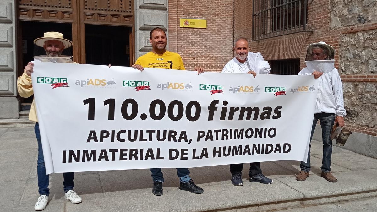 La COAG participó en la recogida de firmas