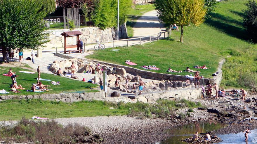 Bañistas al sol, ayer, en las orillas del Miño en A Chavasqueira. // Jesús Regal