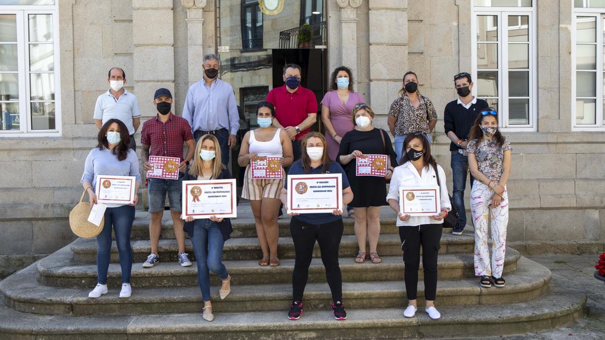 Los ganadores de la VII Festa da Empanada, con representantes municipales y de OValmi.